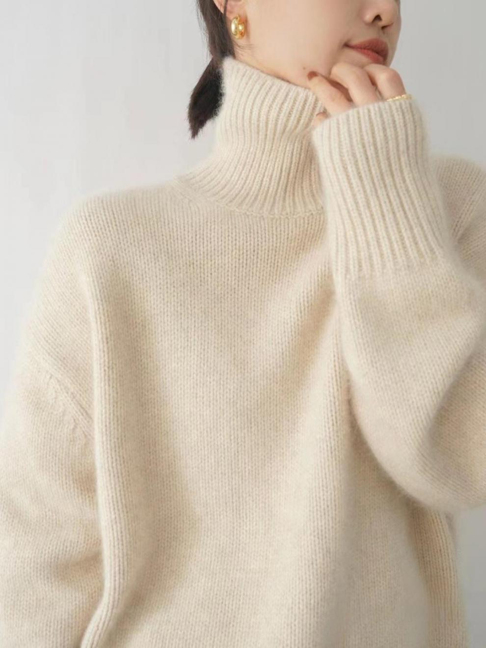 Women's ribbed turtleneck sweater with long sleeves and dropped shoulders