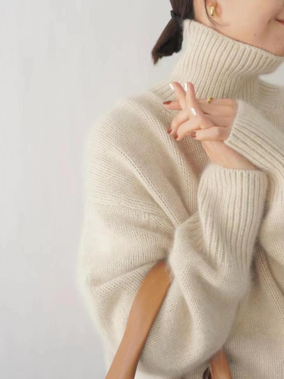 Women's ribbed turtleneck sweater with long sleeves and dropped shoulders