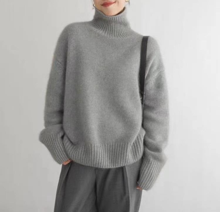 Women's ribbed turtleneck sweater with long sleeves and dropped shoulders