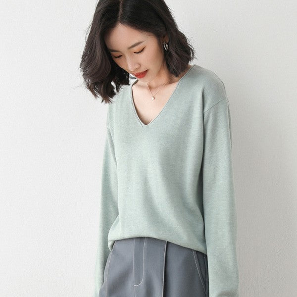 Women's fine knit crew neck sweater with long sleeves and ribbed trims