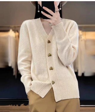 Women's V-neck cardigan with heart-shaped buttons, long sleeves and front pockets
