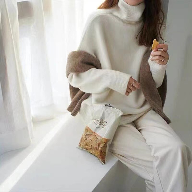 Women's relaxed turtleneck pullover sweater with long sleeves and ribbed trims