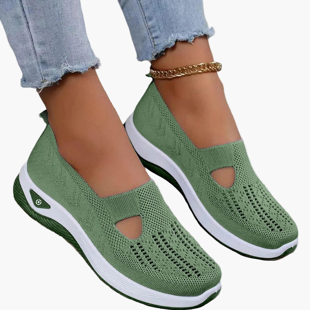 Women's slip-on sneakers with textured knit uppers, round toes and white platform soles
