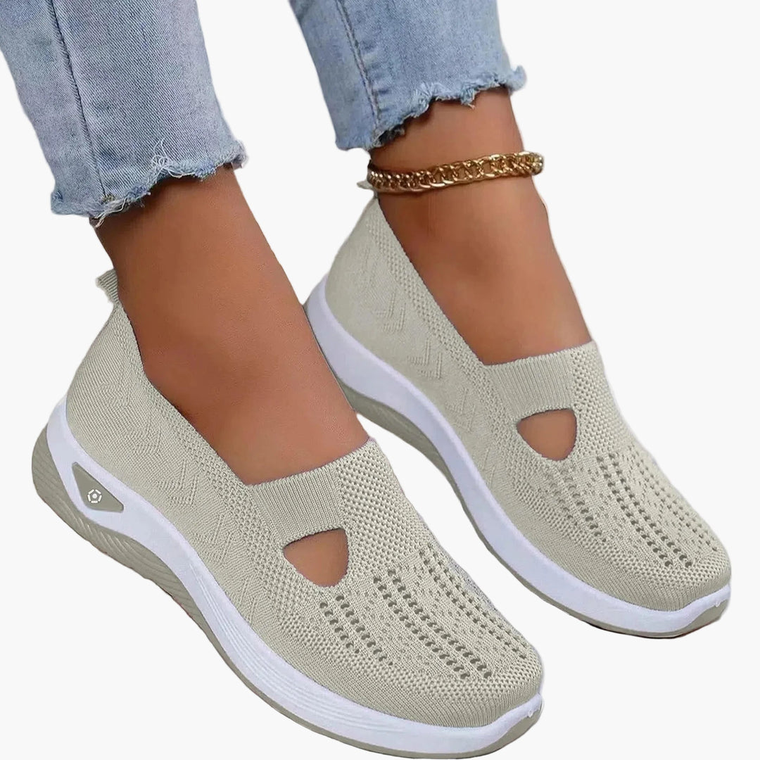 Women's slip-on sneakers with textured knit uppers, round toes and white platform soles