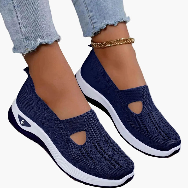 Women's slip-on sneakers with textured knit uppers, round toes and white platform soles