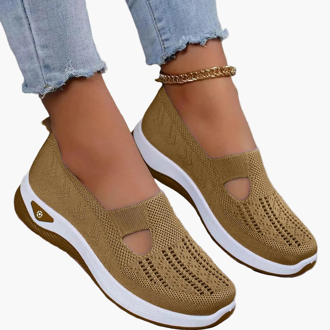 Women's slip-on sneakers with textured knit uppers, round toes and white platform soles