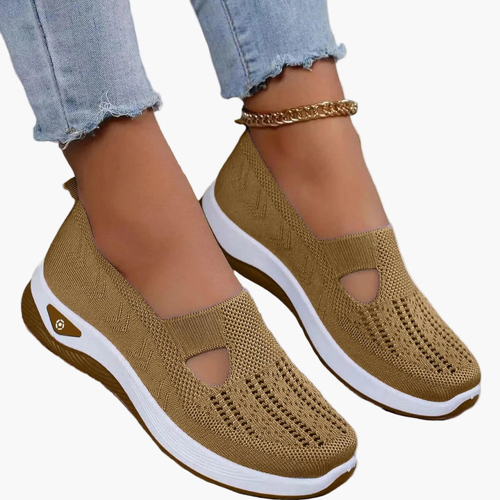 Women's slip-on sneakers with textured knit uppers, round toes and white platform soles
