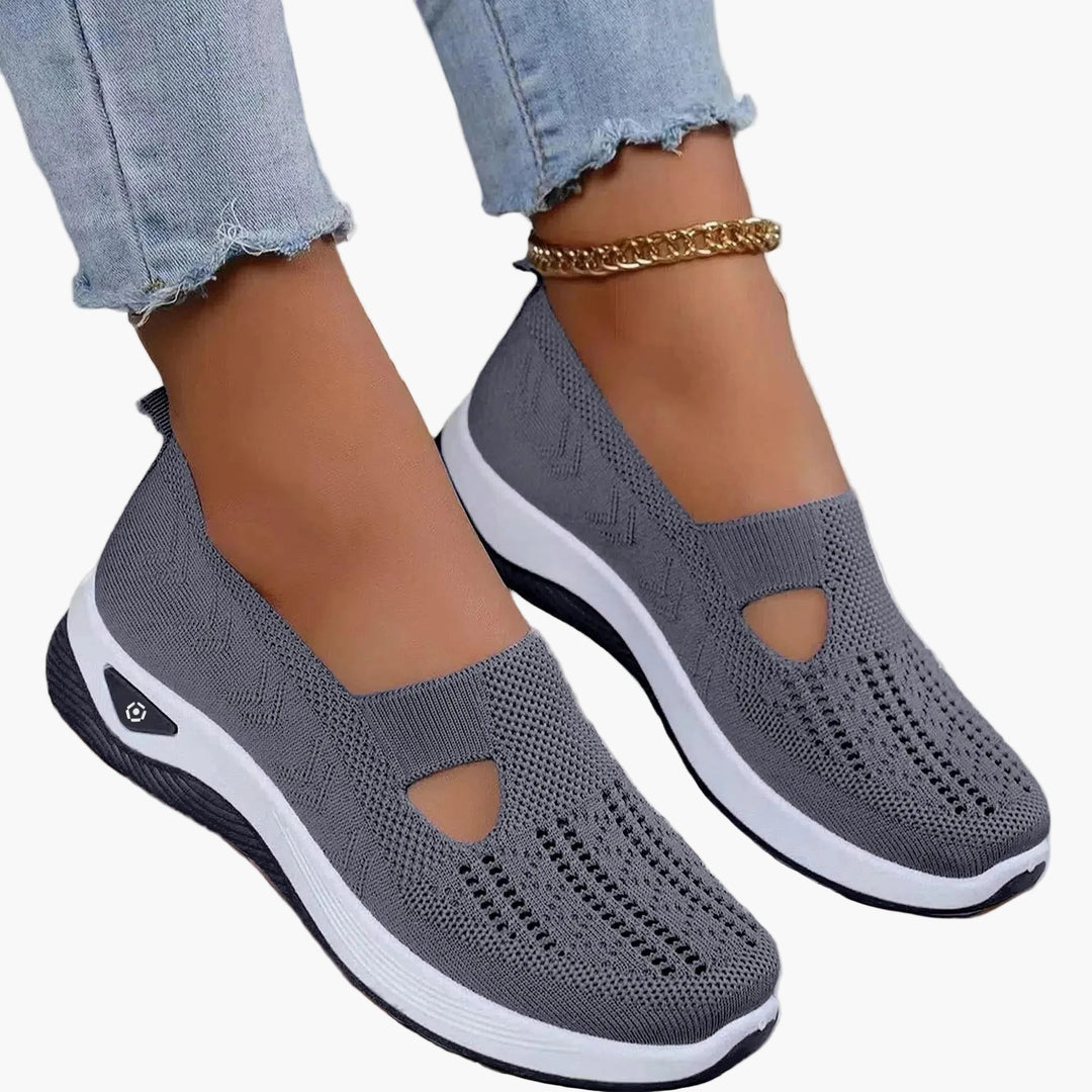 Women's slip-on sneakers with textured knit uppers, round toes and white platform soles