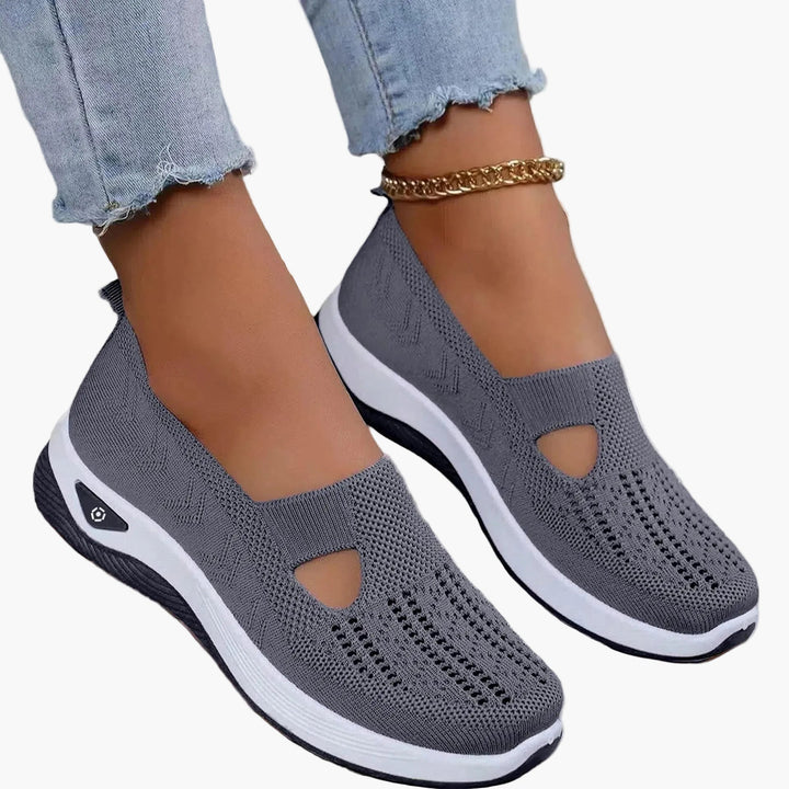 Women's slip-on sneakers with textured knit uppers, round toes and white platform soles