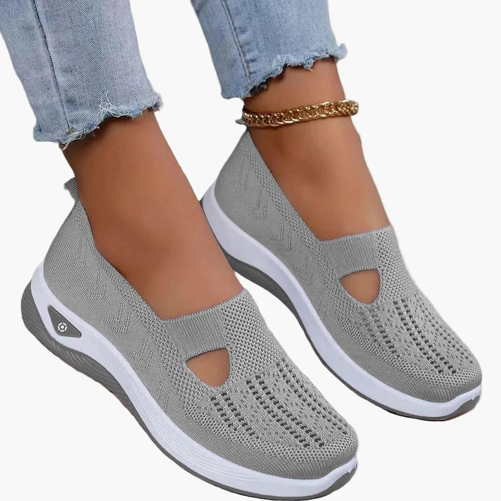 Women's slip-on sneakers with textured knit uppers, round toes and white platform soles