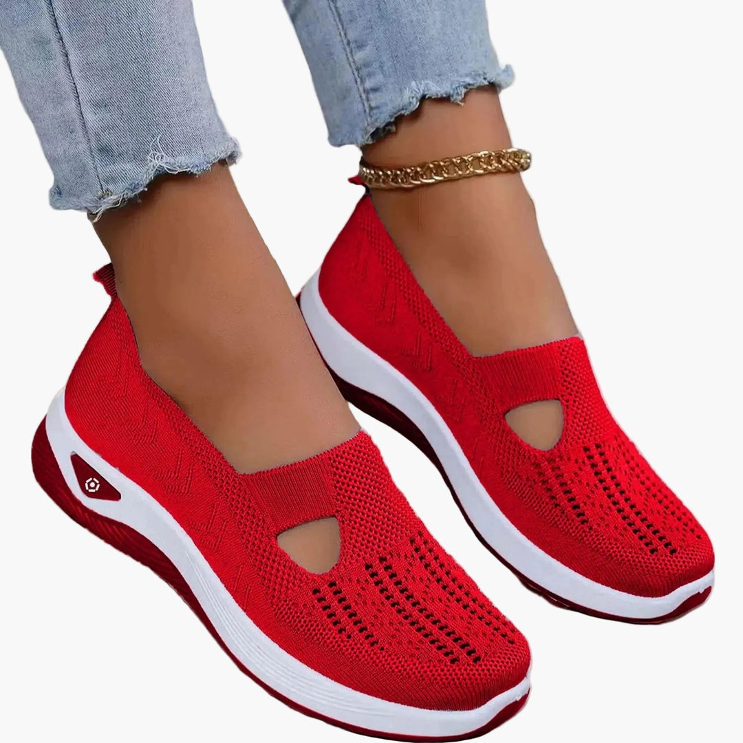 Women's slip-on sneakers with textured knit uppers, round toes and white platform soles