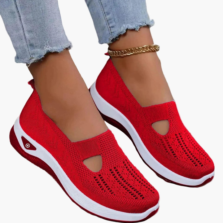 Women's slip-on sneakers with textured knit uppers, round toes and white platform soles