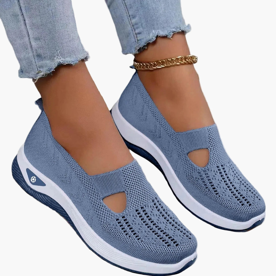 Women's slip-on sneakers with textured knit uppers, round toes and white platform soles
