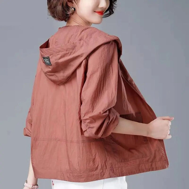 Women's hooded cropped jacket with three-quarter sleeves and elastic cuffs