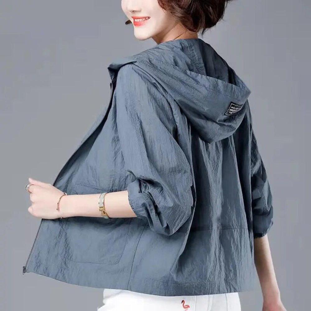Women's hooded cropped jacket with three-quarter sleeves and elastic cuffs