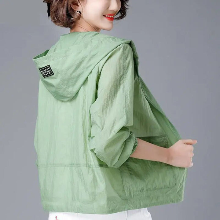 Women's hooded cropped jacket with three-quarter sleeves and elastic cuffs