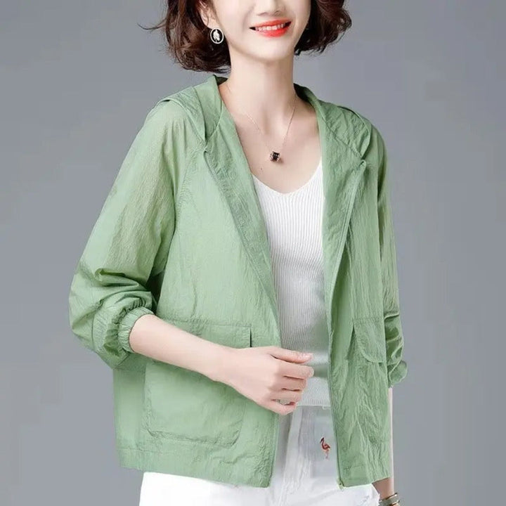 Women's hooded cropped jacket with three-quarter sleeves and elastic cuffs