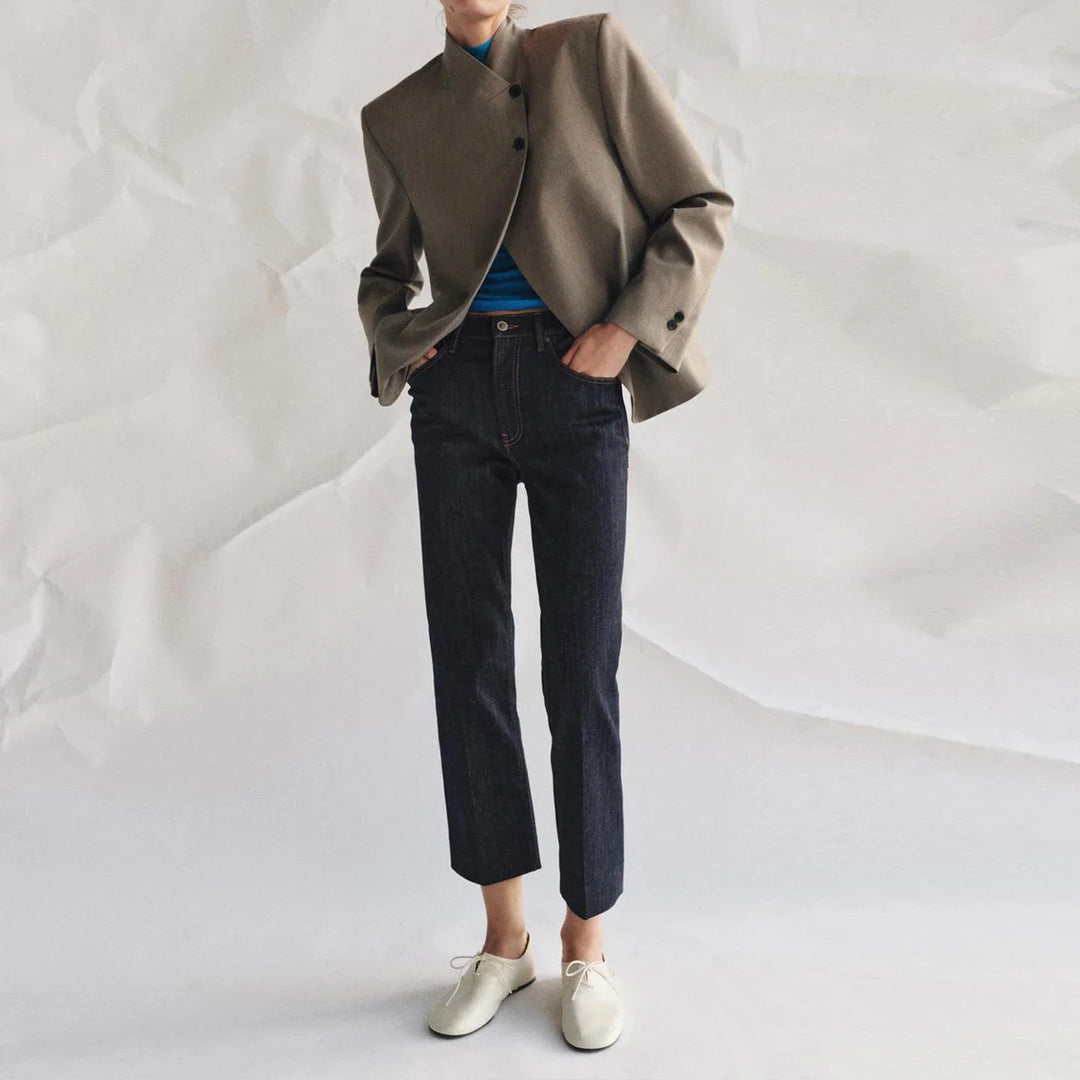 Women's structured blazer with mandarin collar, button front, long sleeves and welt pockets