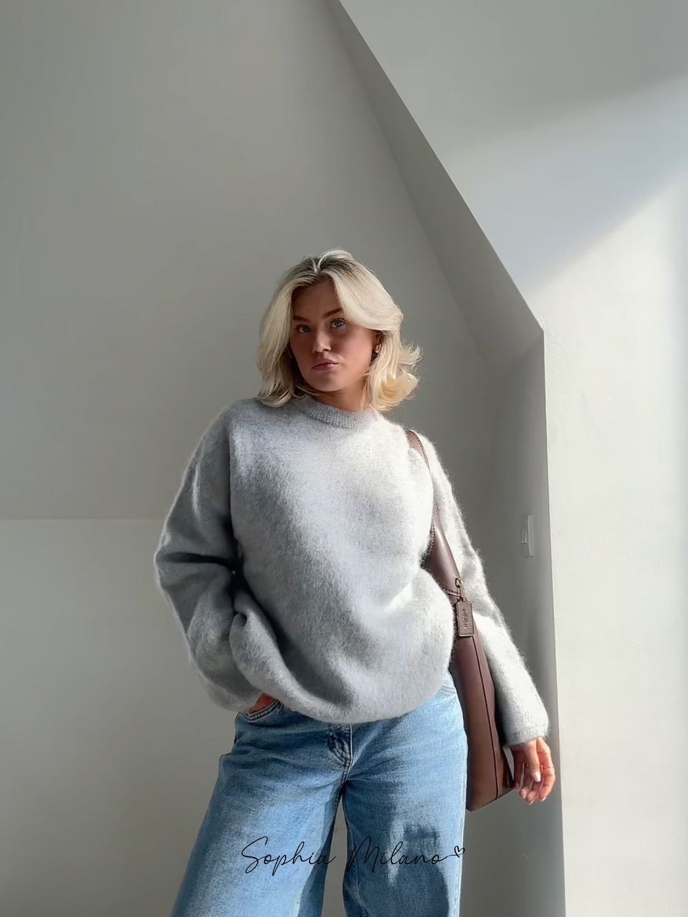 Women's relaxed crew neck sweatshirt with long sleeves