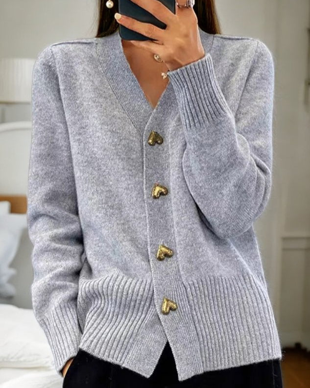 Women's V-neck cardigan with heart-shaped buttons, long sleeves and front pockets