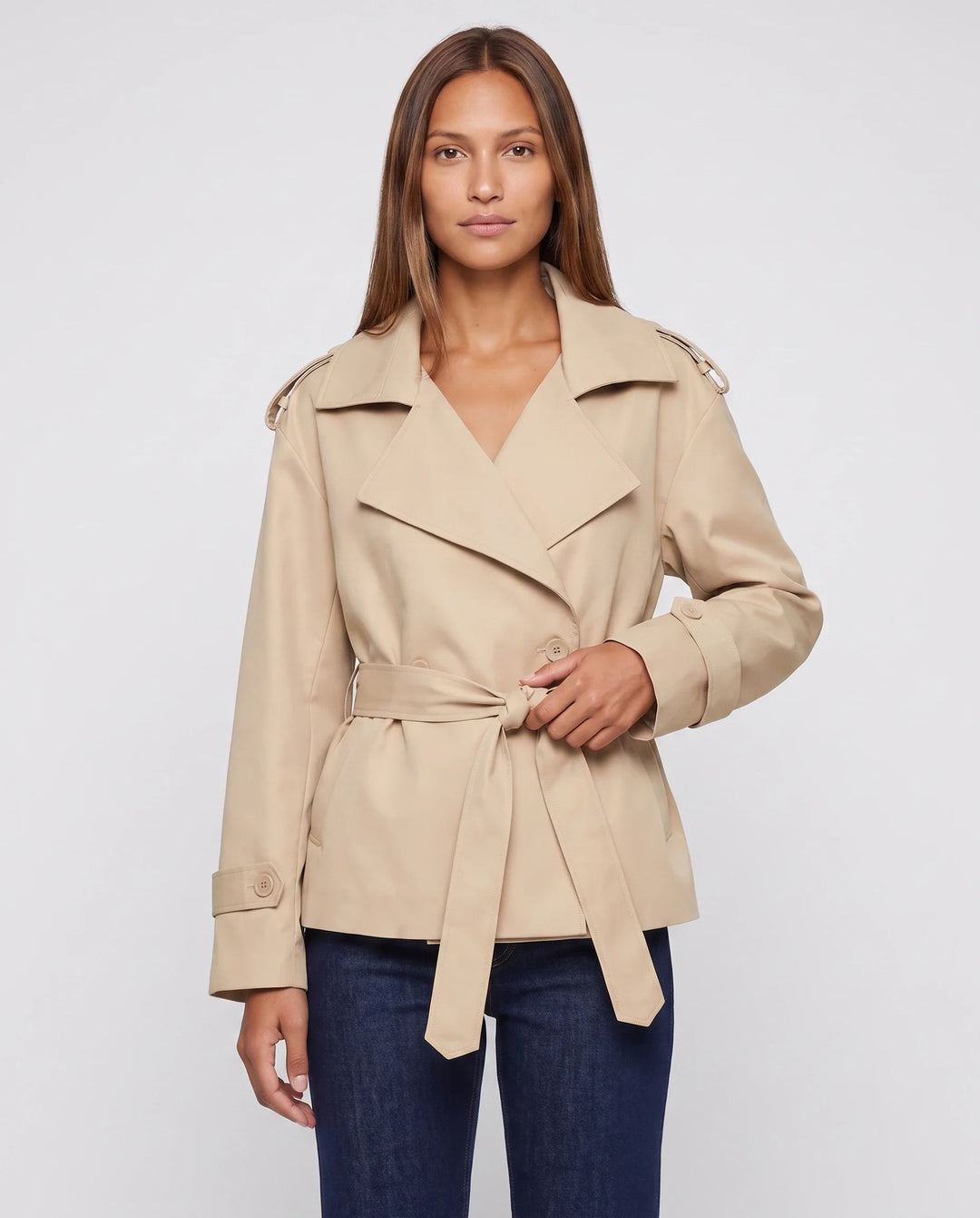 Women's oversized cropped trench jacket with wide lapels, long sleeves and tie belt