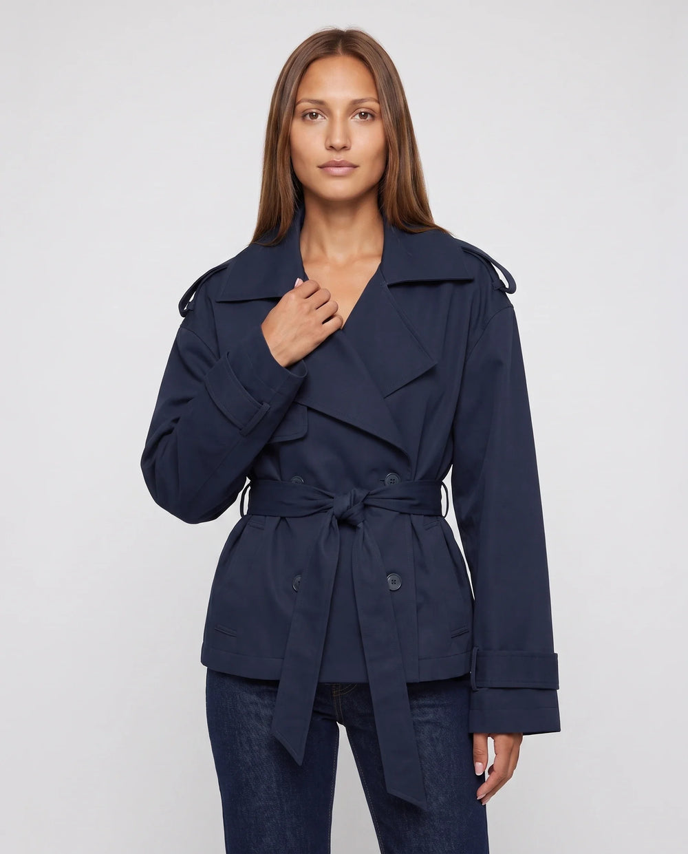 Women's oversized cropped trench jacket with wide lapels, long sleeves and tie belt