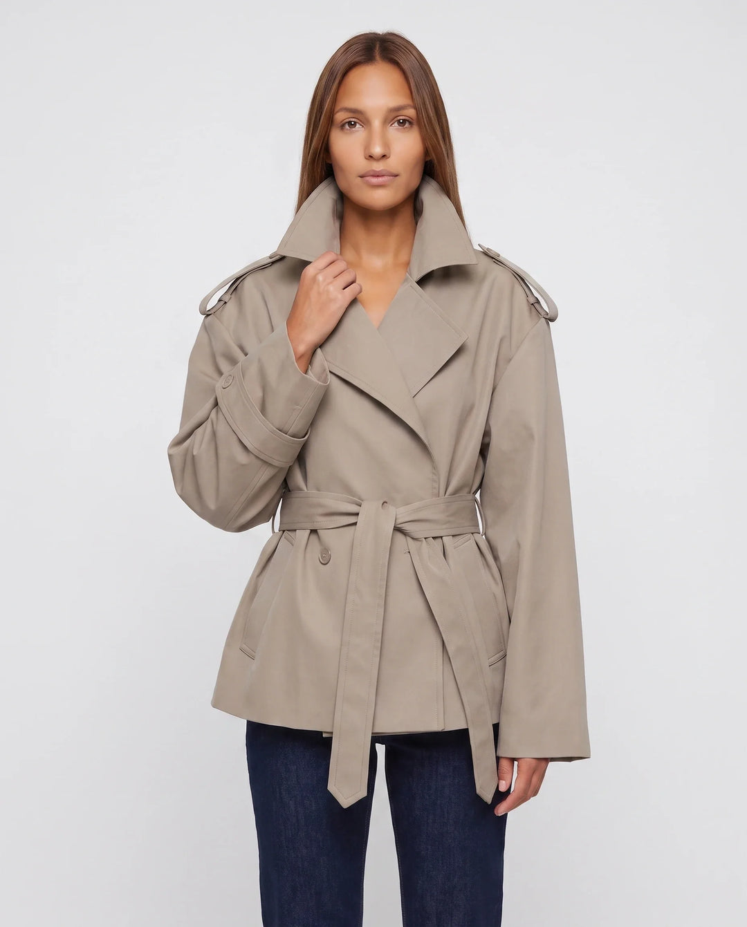 Women's oversized cropped trench jacket with wide lapels, long sleeves and tie belt