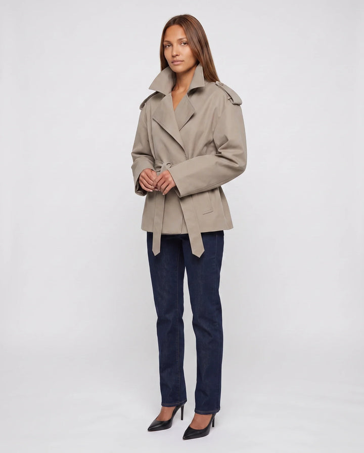Women's oversized cropped trench jacket with wide lapels, long sleeves and tie belt
