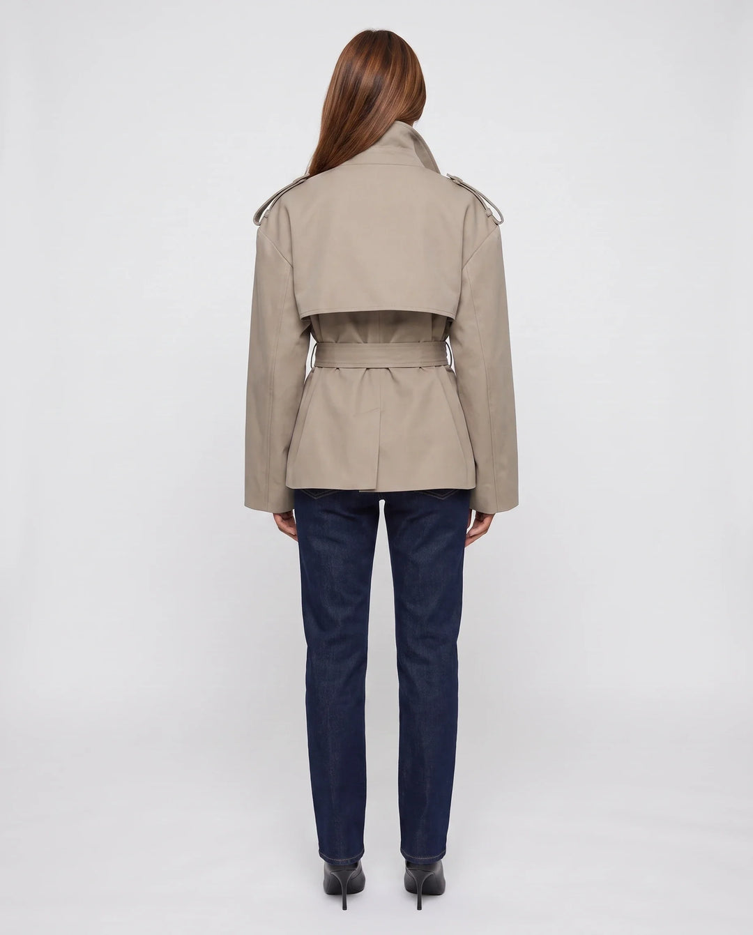 Women's oversized cropped trench jacket with wide lapels, long sleeves and tie belt