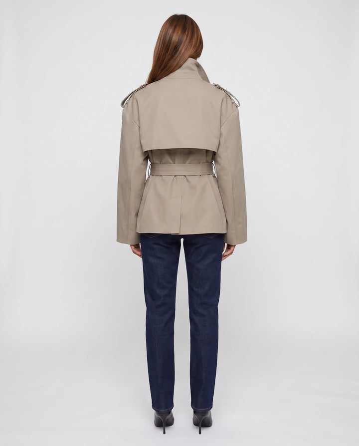 Women's oversized cropped trench jacket with wide lapels, long sleeves and tie belt
