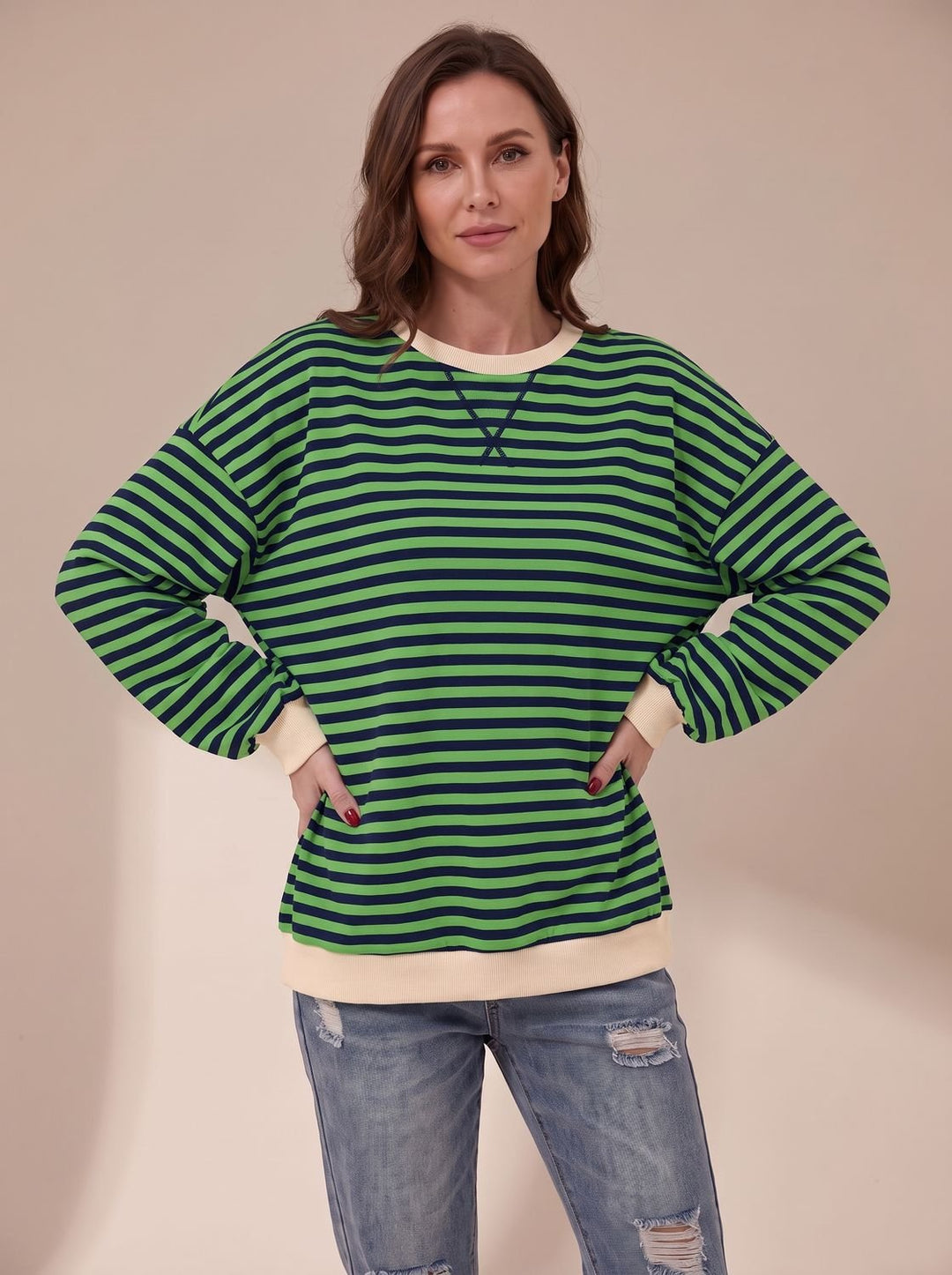 Women's oversized striped crewneck sweatshirt with long sleeves and contrast ribbed trims