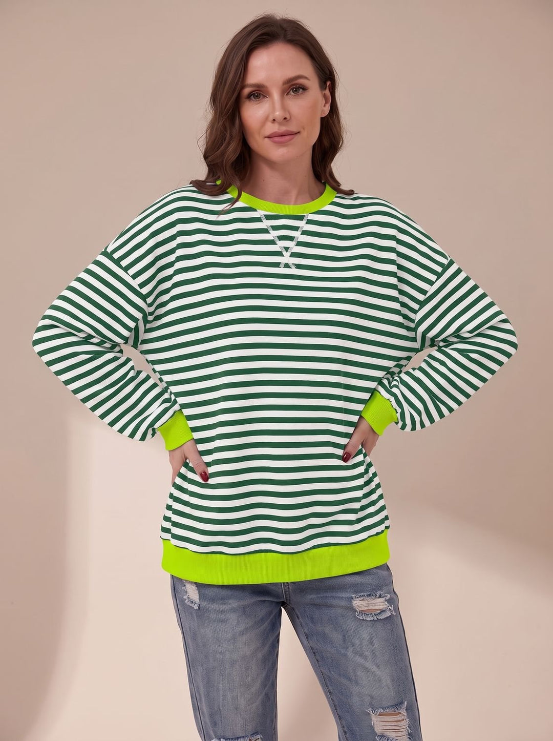 Women's oversized striped crewneck sweatshirt with long sleeves and contrast ribbed trims