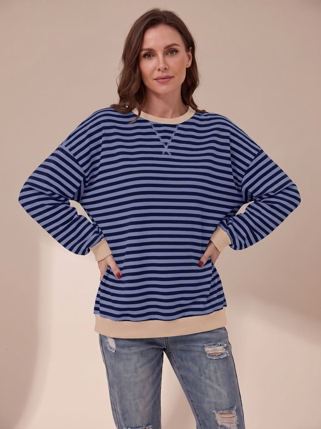 Women's oversized striped crewneck sweatshirt with long sleeves and contrast ribbed trims