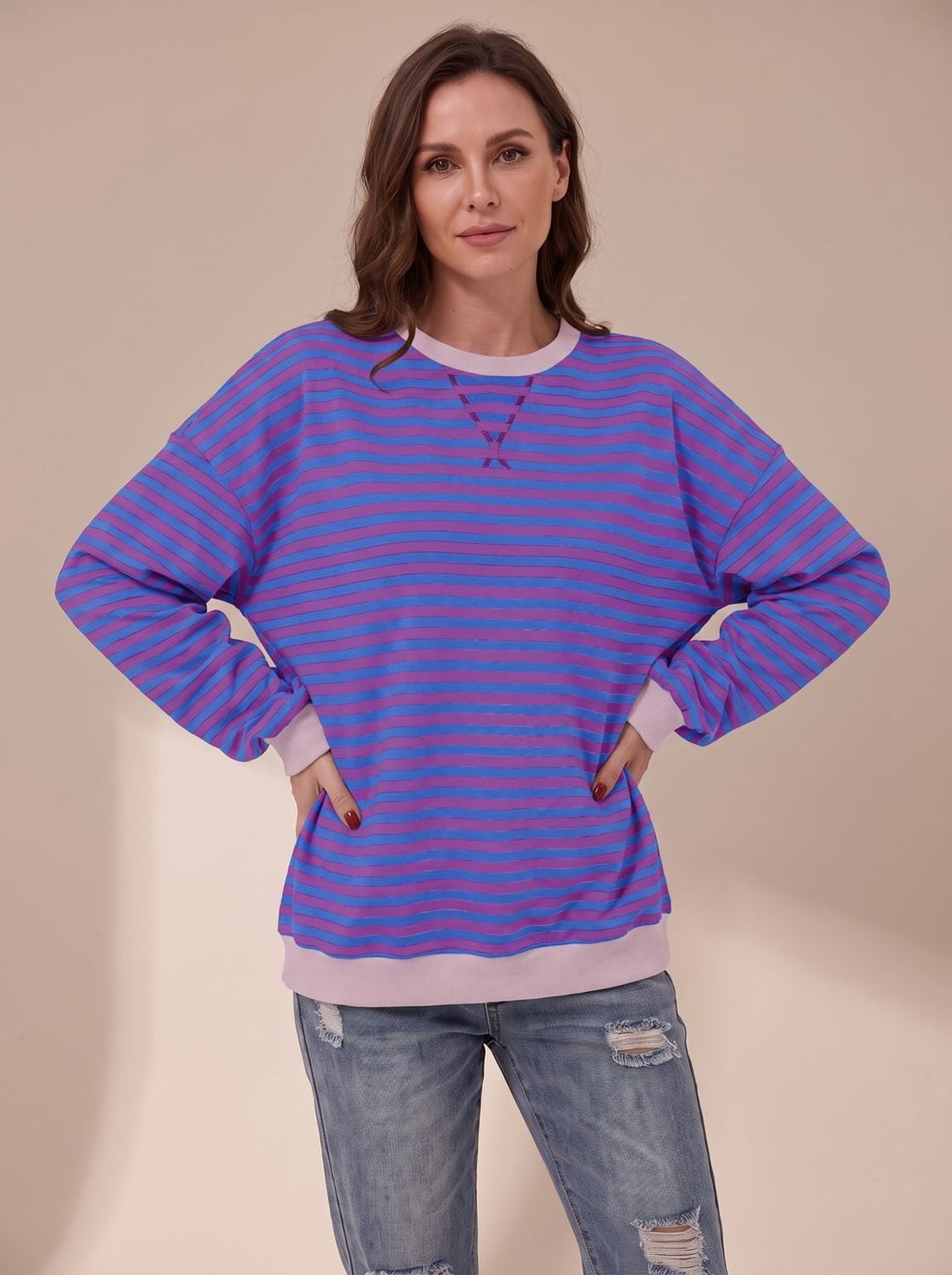 Women's oversized striped crewneck sweatshirt with long sleeves and contrast ribbed trims