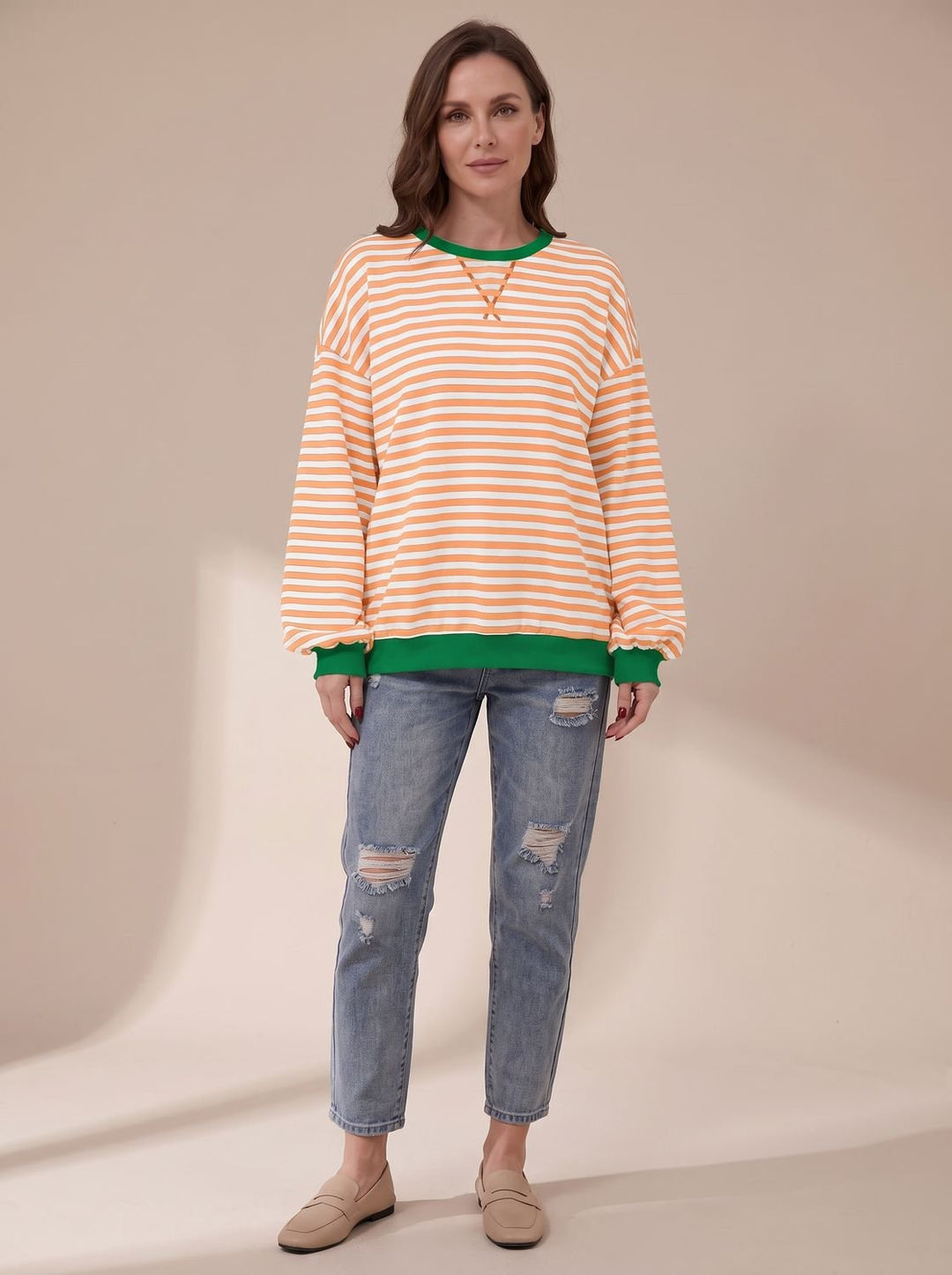 Women's oversized striped crewneck sweatshirt with long sleeves and contrast ribbed trims